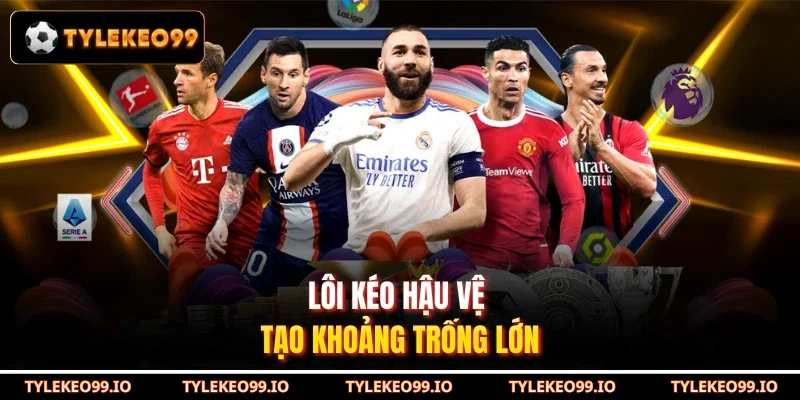 Lôi kéo hậu vệ tạo khoảng trống lớn